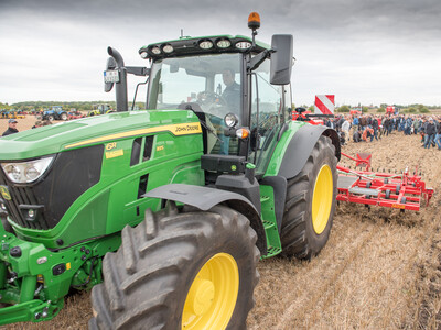 Wassersparend, bodenschonend, wirtschaftlich: Maschinenvorf&uuml;hrung zur ultraflachen Bodenbearbeitung mit mehr als 40 Ger&auml;ten in Sehnde (Region Hannover).