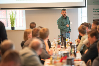 Dr. med. vet. J&ouml;rg Willig vom Rindergesundheitsdienst (Institut f&uuml;r Tiergesundheit, LUFA Nord-West) als Referent auf dem Milcherzeugertag 2025 in Rodenkirchen.
