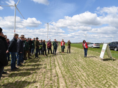 Dr. Dagmar Matuschek (rechts), bei der Landwirtschaftskammer Niedersachsen stellvertretende Leiterin des Fachbereichs Versuchswesen Pflanze, erläuterte den Anwesenden Aufbau und Umsetzung des Feldversuchs.