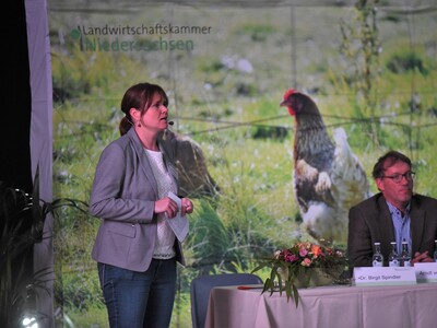 Dr. med. vet. Katja Kulke (Geschäftsstelle Tierwohl-Kompetenzzentrum Geflügel, links) als Moderatorin beim 1. Fachforum Schwein und Geflügelmast in den Emslandhallen in Lingen (07. und 08.06.2023). - © Jantje Ziegeler Dr. med. vet. Katja Kulke (Geschäftsstelle Tierwohl-Kompetenzzentrum Geflügel, links) als Moderatorin beim 1. Fachforum Schwein und Geflügelmast in den Emslandhallen in Lingen (07. und 08.06.2023).
