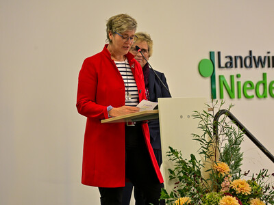 &Uuml;bergabe Meisterbriefe Hauswirtschaft 2025 in Hannover: LandFrauen-Pr&auml;sidentin Elisabeth Brunkhorst (Hannover) und Juliane Pegel (Hintergrund).