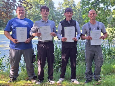 Nachwuchs für die Betriebe der Aquakultur und der Binnenfischerei (v.l.): Patrick Stitz, Emil Polonski, Julius Bührmann und Leon Hecht in Eschede die Abschlussprüfung im Beruf Fischwirt/-in abgelegt. Hecht (r.) hat die Prüfung mit „sehr gut bestanden. - © Stefan Feichtinger Nachwuchs für die Betriebe der Aquakultur und der Binnenfischerei (v.l.): Patrick Stitz, Emil Polonski, Julius Bührmann und Leon Hecht in Eschede die Abschlussprüfung im Beruf Fischwirt/-in abgelegt. Hecht (r.) hat die Prüfung mit „sehr gut' bestanden.