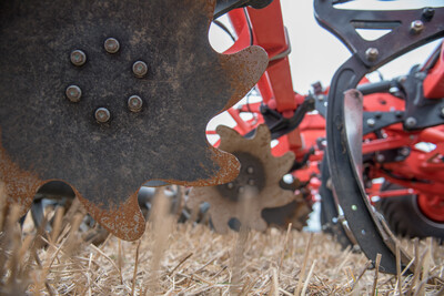 Wassersparend, bodenschonend, wirtschaftlich: Maschinenvorf&uuml;hrung zur ultraflachen Bodenbearbeitung mit mehr als 40 Ger&auml;ten in Sehnde (Region Hannover).