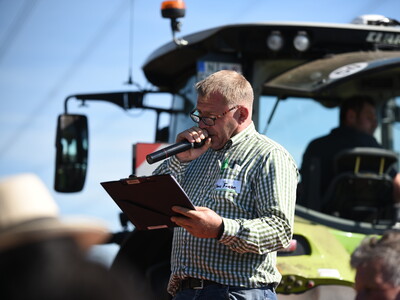 Landtechnik-Berater Claus Fricke organisierte und moderierte die Maschinenvorf&uuml;hrung.