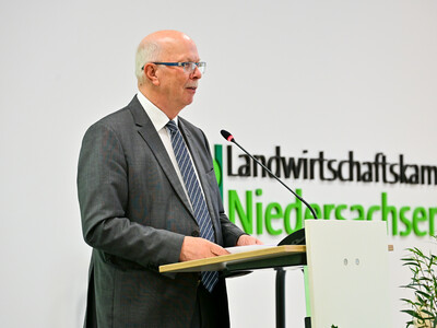 Kammerpr&auml;sident Gerhard Schwetje w&auml;hrend der &Uuml;bergabe der Meisterbriefe Hauswirtschaft 2025 in Hannover.