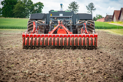 Autonomer Feldroboter (AgXeed) beim Fach-Event &bdquo;Zwischen Acker und App &ndash; Digitalisierung Ihres Pflanzenbaus&ldquo; auf der Dom&auml;ne Schickelsheim (K&ouml;nigslutter/Kreis Helmstedt).