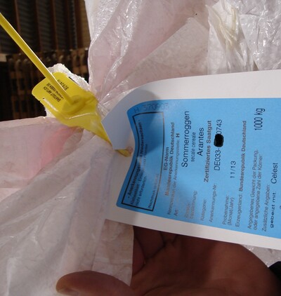 Bild 4: Big Bag richtig verschlossen mit dem Etikett hinter der Verschlusssicherung (Siegelkordel)