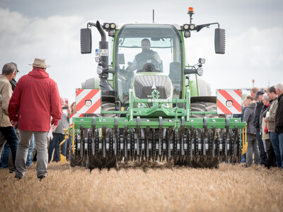 Wassersparend, bodenschonend, wirtschaftlich: Maschinenvorführung zur ultraflachen Bodenbearbeitung mit mehr als 40 Geräten in Sehnde (Region Hannover).