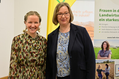 Frauke Patzke (r.), Staatssekretärin im niedersächsischen Agrarministerium, und Tanja Mogwitz (Initiative „Jung & Landwirtin“) auf der Fachtagung Frauen in der Landwirtschaft - Mut tut gut!