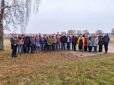 Rund 30 Teilnehmer/-innen kamen zur Auftaktveranstaltung der Veranstaltungsreihe „Landwirtschaft verstehen – eine Einführung für Naturschützende“ nach Schneverdingen. - © Alfred Töpfer Akademie für Naturschutz Rund 30 Teilnehmer/-innen kamen zur Auftaktveranstaltung der Veranstaltungsreihe „Landwirtschaft verstehen – eine Einführung für Naturschützende“ nach Schneverdingen.