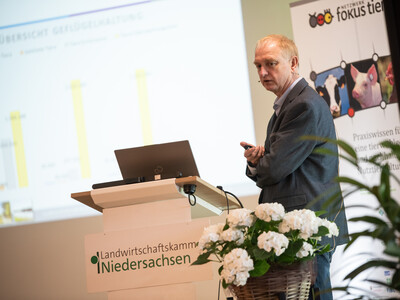 Hermann Kramer, Veterin&auml;ramt Nordhorn, sprach &uuml;ber einen Gefl&uuml;gelpestausbruch, bei dem eine Teilkeulung angeordnet wurde