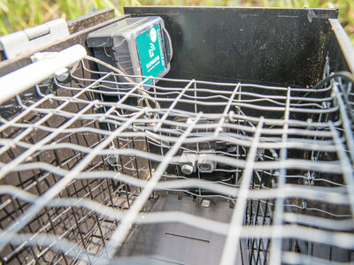 Detail einer neuartigen Lebendfalle f&uuml;r Nutria, wie sie im EU-Projekt Life MICA an der Vechte erprobt wird. Eine Kamera (Bildmitte), die mit einer Bilderkennungssoftware ausgestattet ist, erkennt die Zieltierart und schlie&szlig;t die Falle nur bei Nutria.