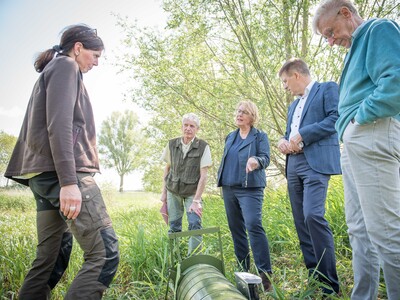 Ergebnisse und Herausforderungen der Nutriajagd: Fachleute der LWK, Vertreter*innen der J&auml;gerschaft sowie des Unterhaltungsverbandes am 11.05.2022 beim Treffen mit Agrarministerin Barbara Otte-Kinast an der Vechte bei Quendorf (Grafschaft Bentheim).