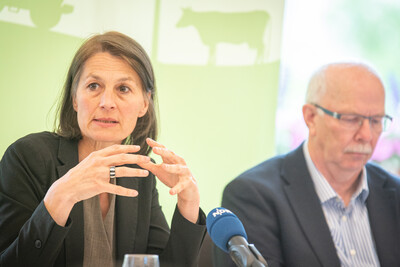 Agrarministerin Miriam Staudte (l.) bei der Pressekonferenz zur Vorstellung des N&auml;hrstoffberichts 2024/25 am 15.06.2026 im nieders&auml;chsischen Agrarministerium.