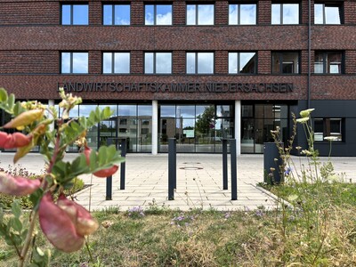 Blühfläche vor dem Neubau der Landwirtschaftskammer Niedersachsen in Hannover-Ahlem - © Jan Bartling Blühfläche vor dem Neubau der Landwirtschaftskammer Niedersachsen in Hannover-Ahlem
