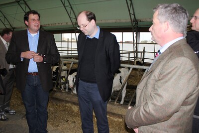 Lutz (links) und Ludwig Decker (rechts) stellen Minister Meyer und allen anderen Gästen den Betrieb vor
