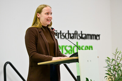 LWK-Hauswirtschafts-Expertin Maike L&uuml;ken w&auml;hrend &Uuml;bergabe Meisterbriefe Hauswirtschaft 2025 in Hannover.