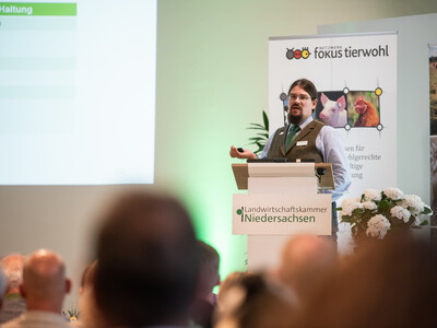 Dominik Jacobs (LWK) zeigte, wie sich verschiedene Faktoren auf die Wirtschaftlichkeit eines Betriebs auswirken k&ouml;nnen