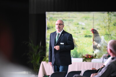 Dr. Peter Hiller, bei der LWK Fachreferent f&uuml;r Gefl&uuml;gelhaltung, als Referent beim 1. Fachforum Schwein und Gefl&uuml;gelmast in den Emslandhallen in Lingen (07. und 08.06.2023).