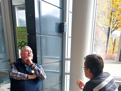 Zwei Meister am runden Tisch.