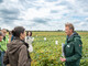Agrarministerin Miriam Staudte (l.) und Markus Mücke (LWK-Fachbereich Ökolandbau, r.) auf dem LeguNet-Soja-Feldtag der Landwirtschaftskammer Niedersachsen in Blender (Kreis Verden). - © Wolfgang Ehrecke Agrarministerin Miriam Staudte (l.) und Markus Mücke (LWK-Fachbereich Ökolandbau, r.) auf dem LeguNet-Soja-Feldtag der Landwirtschaftskammer Niedersachsen in Blender (Kreis Verden).