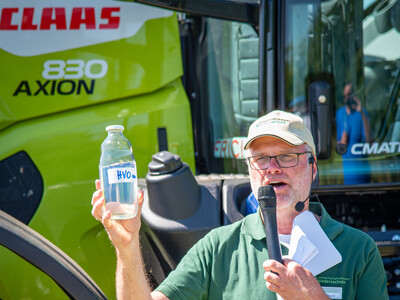 Martin Vaupel, Schlepper- und Transporttechnik-Experte der LWK, moderiert während des Praxistags Alternative Antriebsenergien für Landmaschinen am 01.07.2025 im LBZ Echem.