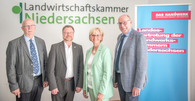 Pressekonferenz der Landesvertretung der Handwerkskammern Niedersachsen e.V. (LHN) und der Landwirtschaftskammer Niedersachsen (LWK) am 24.06.2024 in Hannover-Ahlem zu gemeinsamen Handlungsempfehlungen zur St&auml;rkung des l&auml;ndlichen Raumes.