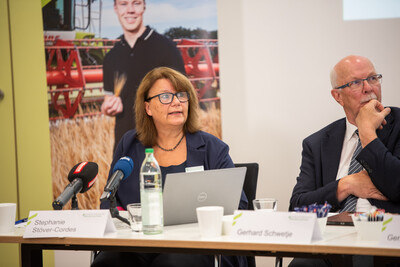 LWK-Marktexpertin Stephanie St&ouml;ver-Cordes (l.) und Kammerpr&auml;sident Gerhard Schwetje w&auml;hrend der Ernte-Pressekonferenz am 03.09.2026 in Hannover-Ahlem.