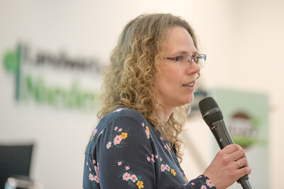 LWK-Projektkoordinatorin Katja Arndt während der Abschlussveranstaltung für das Projekt 'TerZ - Einsatz torfreduzierter Substrate im Zierpflanzenbau' am 23.03.2023 in Hannover-Ahlem.