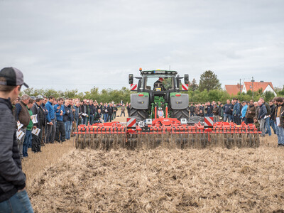 Wassersparend, bodenschonend, wirtschaftlich: Maschinenvorführung zur ultraflachen Bodenbearbeitung mit mehr als 40 Geräten in Sehnde (Region Hannover).