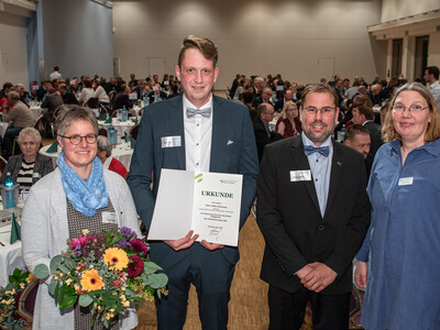 Gesellschaftsabend 2025: Arbeitnehmerpreis f&uuml;r besonderes Engagement f&uuml;r Niko Schlump (2.v.l.), hier zu sehen mit (v.l.) Anita und Michael Lucassen (Milchhof Lucassen/Bar&szlig;el) sowie Kammer-Vizepr&auml;sidentin Dagmar Heyens. 