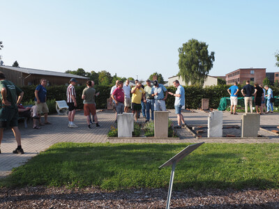 Teilnehmende des Ahlemer Friedhofsnachmittag vor Musterbepflanzung - © Ira Nordmeyer Teilnehmende des Ahlemer Friedhofsnachmittag vor Musterbepflanzung