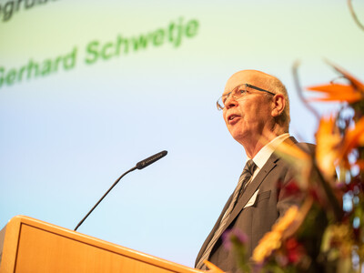 'Wir hoffen weiterhin auf einen großen Wurf – eben nicht nur im Sauenstall, sondern auch in der Politik“, sagte Kammerpräsident Gerhard Schwetje auf der Kammerversammlung 2025 mit Blick auf die Zukunft der Tierhaltung in Niedersachsen. - © Christopher Hanraets 'Wir hoffen weiterhin auf einen großen Wurf – eben nicht nur im Sauenstall, sondern auch in der Politik“, sagte Kammerpräsident Gerhard Schwetje auf der Kammerversammlung 2025 mit Blick auf die Zukunft der Tierhaltung in Niedersachsen.