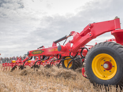 Wassersparend, bodenschonend, wirtschaftlich: Maschinenvorführung zur ultraflachen Bodenbearbeitung mit mehr als 40 Geräten in Sehnde (Region Hannover).