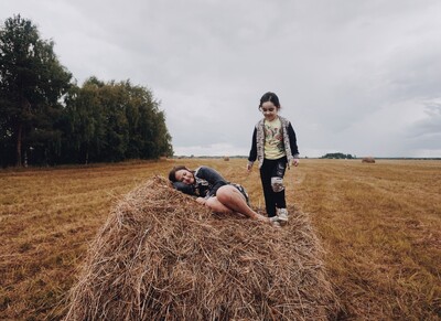 - © Liza / pexels.com Kinder spielen auf dem Feld