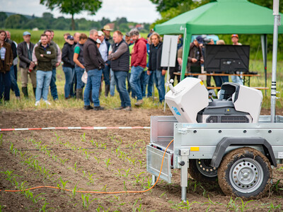 Drohne mit Dock (Kopterzentrale) beim Fach-Event &bdquo;Zwischen Acker und App &ndash; Digitalisierung Ihres Pflanzenbaus&ldquo; auf der Dom&auml;ne Schickelsheim (K&ouml;nigslutter/Kreis Helmstedt).