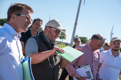 v.l.: stellv. Kammerdirektor Stefan Ortmann, Reno Furmanek (Leiter D&uuml;ngebeh&ouml;rde), LWK-Vorstandsmitglied Markus Gerhardy