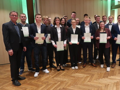 &Uuml;berreichung der Urkunden an Landwirt*innen und Werker*innen mit Ausbildungsstandort Osnabr&uuml;ck