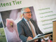 Fred Arkenberg (Vorsitzender des LWK-Ausschusses Tier) eröffnet den Milcherzeugertag 2025 in Rodenkirchen. - © Christopher Hanraets Fred Arkenberg (Vorsitzender des LWK-Ausschusses Tier) eröffnet den Milcherzeugertag 2025 in Rodenkirchen.