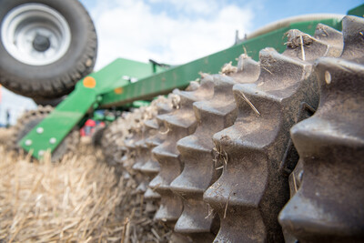 Wassersparend, bodenschonend, wirtschaftlich: Maschinenvorf&uuml;hrung zur ultraflachen Bodenbearbeitung mit mehr als 40 Ger&auml;ten in Sehnde (Region Hannover).