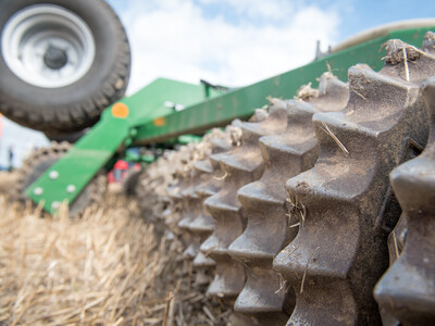 Wassersparend, bodenschonend, wirtschaftlich: Maschinenvorf&uuml;hrung zur ultraflachen Bodenbearbeitung mit mehr als 40 Ger&auml;ten in Sehnde (Region Hannover).