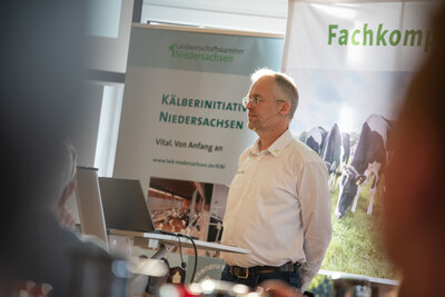 Bernd Schwarting, Verkaufsberater beim Agrartechnologieunternehmen smaXtec, auf dem Milcherzeugertag 2025 in Rodenkirchen.