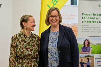 Frauke Patzke (r.), Staatssekretärin im niedersächsischen Agrarministerium, und Tanja Mogwitz (Initiative „Jung & Landwirtin“) auf der Fachtagung Frauen in der Landwirtschaft - Mut tut gut!