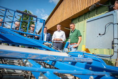 Ministerpr&auml;sident Olaf Lies zu Besuch auf der Pflanzenbau-Versuchsstation Borwede.