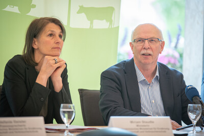 Kammerpr&auml;sident Gerhard Schwetje (r.) und Agrarministerin Miriam Staudte bei der Pressekonferenz zur Vorstellung des N&auml;hrstoffberichts 2024/25 am 15.06.2026 im nieders&auml;chsischen Agrarministerium.