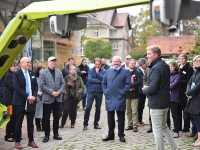 Die Fachleute des PraxisLabors Digitaler Ackerbau in Schickelsheim haben Gäste der Fraunhofer-Gesellschaft empfangen und ihnen u.a. die Funktionsweisen modernster digitaler Maschinen zu erläutern.