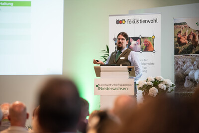 Dominik Jacobs (LWK) zeigte, wie sich verschiedene Faktoren auf die Wirtschaftlichkeit eines Betriebs auswirken k&ouml;nnen