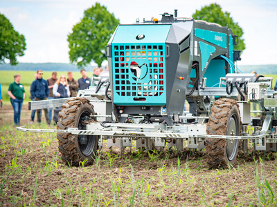 Autonomer Hackroboter mit Elektroantrieb (Farming GT) beim Fach-Event &bdquo;Zwischen Acker und App &ndash; Digitalisierung Ihres Pflanzenbaus&ldquo; auf der Dom&auml;ne Schickelsheim (K&ouml;nigslutter/Kreis Helmstedt).