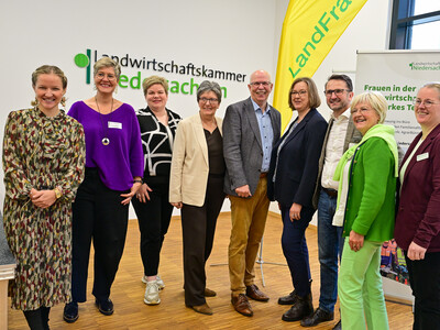 V.l.: Maja Mogwitz, Elisabeth Brunkhorst, Iris Tapphorn, Ina Janhsen, Kammerpräsident Gerhard Schwetje, Staatssekretärin Frauke Patzke, Jakob Lipp, Heike Sprengel, Frauke Schwiderrek.