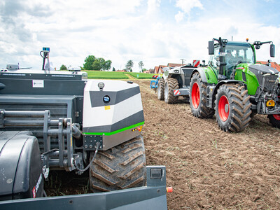 Autonomer Raupen-Schlepper (AgXeed, l.) und autonome Krone-Lemken-Kombination (hier f&uuml;r den Transport im Schlepp) beim Fach-Event &bdquo;Zwischen Acker und App &ndash; Digitalisierung Ihres Pflanzenbaus&ldquo; auf der Dom&auml;ne Schickelsheim (K&ouml;nigslutter/Kreis Helmstedt).